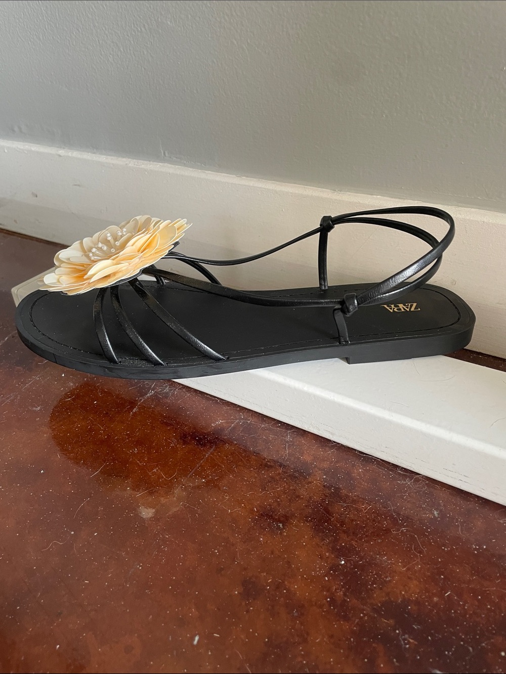 ZARA Black Strappy Flat Sandal w/ Cream Flower Accent. Size 38 - Picture 4 of 6
